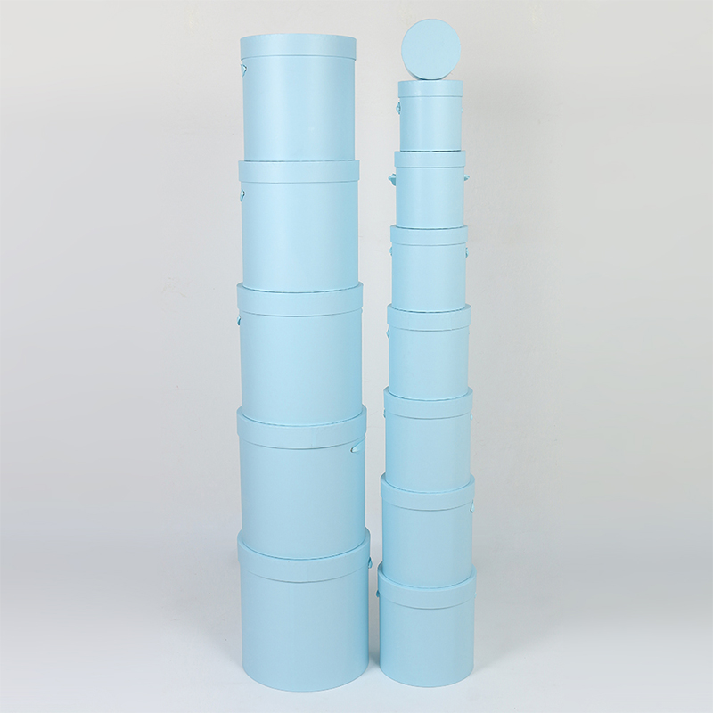 Caja de regalo con sombrero floral redondo 1301 y cinta rosa